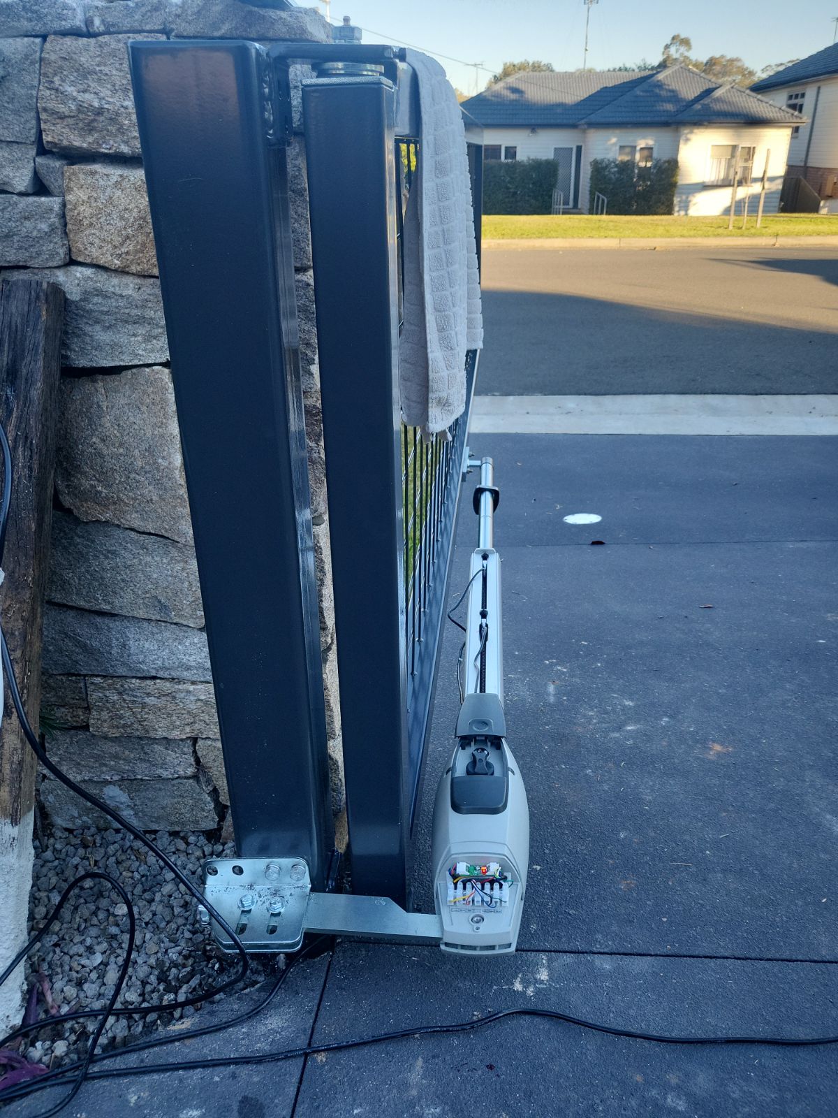 TMT 400LLS push to open bracket setup