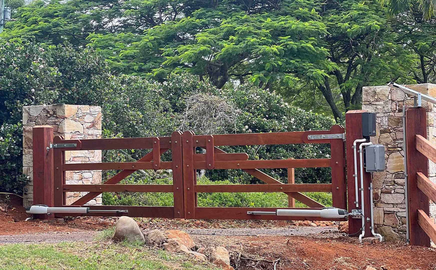 tmt solar powered gate opene